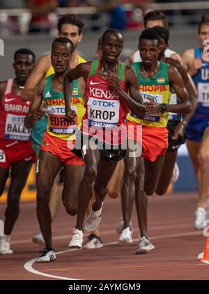 Doha - KATAR - SEP 27: Jacob Krop (KEN) und Selemon Barega (ETH), die an den 5000m-Aufläufen Der Männer am Tag eins des 17. IAAF World Athletics Champ teilnehmen Stockfoto