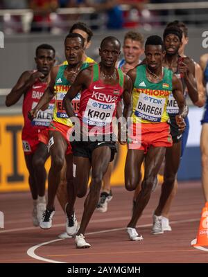 Doha - KATAR - SEP 27: Jacob Krop (KEN) und Selemon Barega (ETH), die an den 5000m-Aufläufen Der Männer am Tag eins des 17. IAAF World Athletics Champ teilnehmen Stockfoto