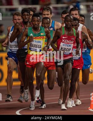 Doha - KATAR - SEP 27: Jacob Krop (KEN) und Selemon Barega (ETH), die an den 5000m-Aufläufen Der Männer am Tag eins des 17. IAAF World Athletics Champ teilnehmen Stockfoto