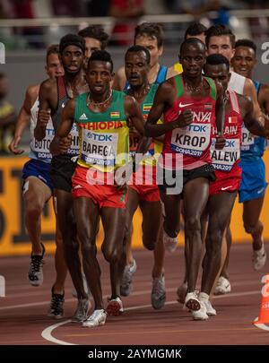 Doha - KATAR - SEP 27: Jacob Krop (KEN) und Selemon Barega (ETH), die an den 5000m-Aufläufen Der Männer am Tag eins des 17. IAAF World Athletics Champ teilnehmen Stockfoto