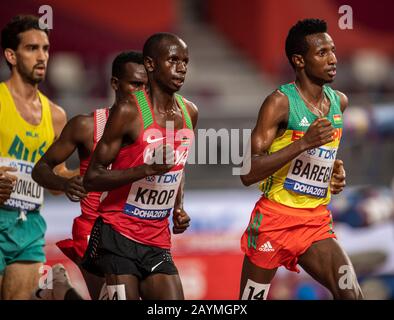 Doha - KATAR - SEP 27: Jacob Krop (KEN) und Selemon Barega (ETH), die an den 5000m-Aufläufen Der Männer am Tag eins des 17. IAAF World Athletics Champ teilnehmen Stockfoto