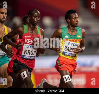 Doha - KATAR - SEP 27: Jacob Krop (KEN) und Selemon Barega (ETH), die an den 5000m-Aufläufen Der Männer am Tag eins des 17. IAAF World Athletics Champ teilnehmen Stockfoto