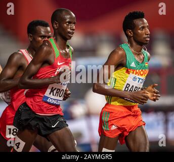 Doha - KATAR - SEP 27: Jacob Krop (KEN) und Selemon Barega (ETH), die an den 5000m-Aufläufen Der Männer am Tag eins des 17. IAAF World Athletics Champ teilnehmen Stockfoto