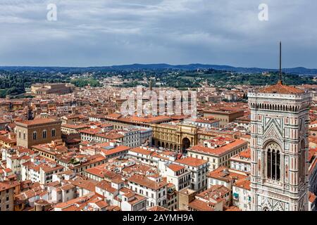 Von der Kuppel von Santa Maria del Fiore aus haben Sie einen Blick auf Florenz. Erhöhter Blick auf das historische Zentrum von Florenz. Panorama der mittelalterlichen Stadt im sonnigen Sommer Stockfoto