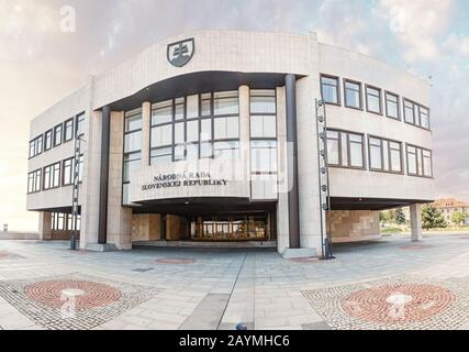 12. MAI 2018, SLOWAKEI, BRATISLAVA: Slowakisches parlament Narodna Rada Gebäude in Bratislava Stockfoto