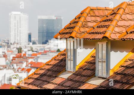 Blick auf die Straße der Altstadt mit Ziegeldächern in Bratislava Stockfoto