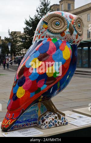 Bemalte Eule Sculpture's rund um das Bath City Center im Spätsommer 2018. Bath, somerset; England, Großbritannien Stockfoto