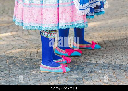 Frau beim traditionellen Folklorefest in der Slowakei trägt traditionelle osteuropäische Trachten und Schuhe Stockfoto