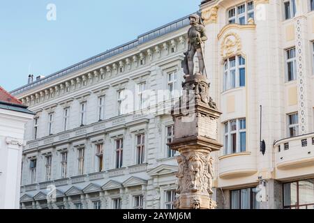 Die Statue und der Brunnen von Ritter Roland in Bratislava wurden im 16. Jahrhundert erbaut Stockfoto