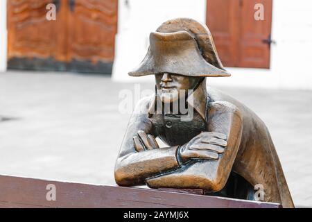 12. MAI 2018, SLOWAKEI, BRATISLAVA: Lustige Bronzeplastik von Napoleon in Bratislava, Slowakei Stockfoto