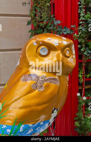 Bemalte Eule Sculpture's rund um das Bath City Center im Spätsommer 2018. Bath, somerset; England, Großbritannien Stockfoto