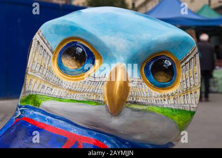 Bemalte Eule Sculpture's rund um das Bath City Center im Spätsommer 2018. Bath, somerset; England, Großbritannien Stockfoto