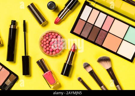 Make-up professionelle Kosmetik auf Farbhintergrund. Stockfoto