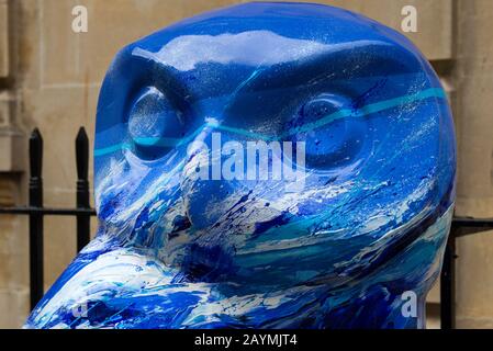 Bemalte Eule Sculpture's rund um das Bath City Center im Spätsommer 2018. Bath, somerset; England, Großbritannien Stockfoto