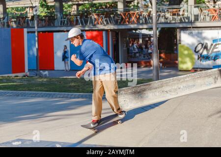 13. MAI 2018, BUDAPEST, UNGARN: Mann führt an der Rampe auf einem Skatepark im Stadtpark einen Stunt mit Skateboard durch Stockfoto