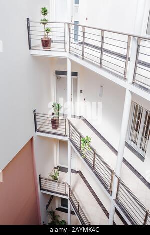 Draufsicht auf den Innenhof im Büro- oder Wohnhaus Stockfoto