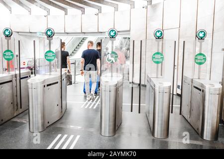 13. MAI 2018, BUDAPEST, UNGARN: U-Bahn-Einfahrtstor im Budapester U-Bahn-Umsteigszentrum Stockfoto