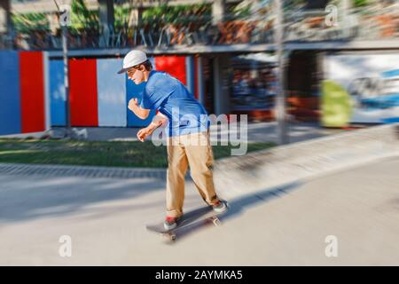 13. MAI 2018, BUDAPEST, UNGARN: Mann führt an der Rampe auf einem Skatepark im Stadtpark einen Stunt mit Skateboard durch Stockfoto