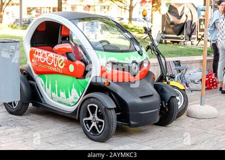 13. MAI 2018, BUDAPEST, UNGARN: Ausflug mit dem Elektroauto Renault Mini in Budapest Stockfoto