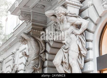 13. MAI 2018, BUDAPEST, UNGARN: Statuen der Atlasen mit Balkon Stockfoto