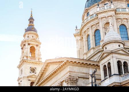 Nahaufnahme der Fassade der Stephanusbasilikkirche in Budapest, Ungarn. Die wichtigste Touristenattraktion der Stadt Stockfoto