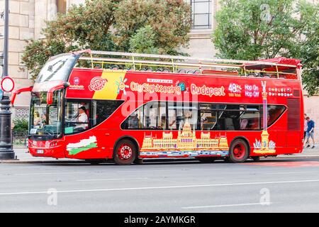 13. MAI 2018, BUDAPEST, UNGARN: Stadtrundfahrt touristische Hop-On-Bus an der Stadtstraße. Stockfoto