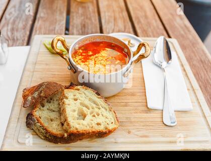 Traditionelle ungarische Gulaschsuppe mit einer schönen Portion im nationalen Restaurant. Das Konzept der lokalen Küche in Budapest Stockfoto