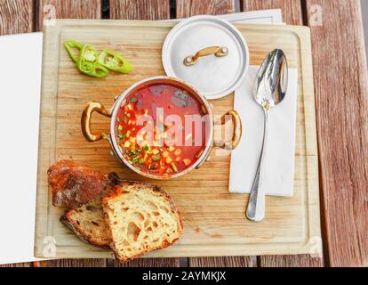 Traditionelle ungarische Gulaschsuppe mit einer schönen Portion im nationalen Restaurant. Das Konzept der lokalen Küche in Budapest Stockfoto