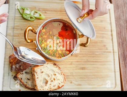 Traditionelle ungarische Gulaschsuppe mit einer schönen Portion im nationalen Restaurant. Das Konzept der lokalen Küche in Budapest Stockfoto