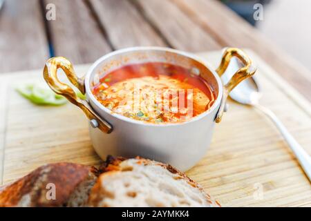 Traditionelle ungarische Gulaschsuppe mit einer schönen Portion im nationalen Restaurant. Das Konzept der lokalen Küche in Budapest Stockfoto