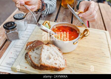 Traditionelle ungarische Gulaschsuppe mit einer schönen Portion im nationalen Restaurant. Das Konzept der lokalen Küche in Budapest Stockfoto