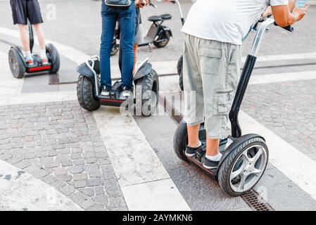 Menschen auf den Seggen in der Stadt, fahren mit einem elektronischen Roller Stockfoto
