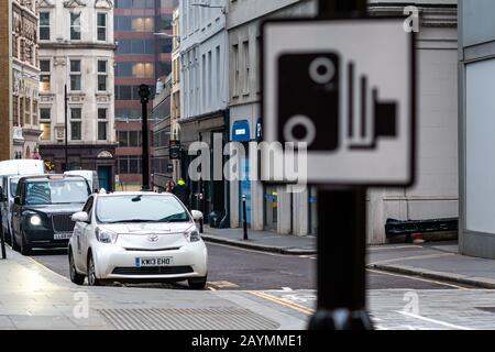 London, England, Großbritannien - 31. Dezember 2019: Ein Auto mit einer Blitzkamera auf dem Dach zeichnet Verstöße auf der Straße der Stadt auf - Bild Stockfoto