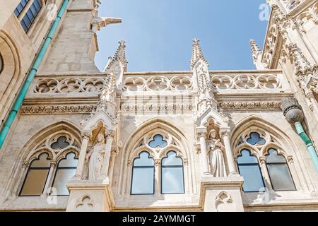 Das weiße gotische Äußere der Kathedrale St. Matthias in Budapest Stockfoto