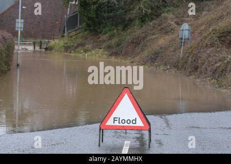 Majors Green, Birmingham, Großbritannien. Februar 2020. Ein Hochwasserwarnschild an der Peterbrook Road in Majors Green, Birmingham, als der Fluss durch starke Regenfälle vom Sturm Dennis seine Ufer platzte und die Straße für alle außer Spezialfahrzeuge gesperrt wurde. Bild aufgenommen am 16.02.2020. Quelle: Stop Press Media/Alamy Live News Stockfoto