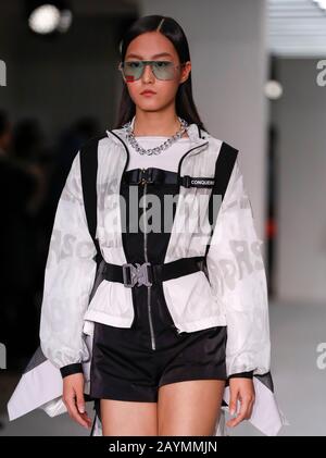 London, Großbritannien. Februar 2020. Ein Modell läuft während der BOSIDENG Laufsteg-Show auf der London Fashion Week in London, Großbritannien, 16. Februar 2020. Credit: Han Yan/Xinhua/Alamy Live News Stockfoto