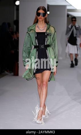 London, Großbritannien. Februar 2020. Ein Modell läuft während der BOSIDENG Laufsteg-Show auf der London Fashion Week in London, Großbritannien, 16. Februar 2020. Credit: Han Yan/Xinhua/Alamy Live News Stockfoto