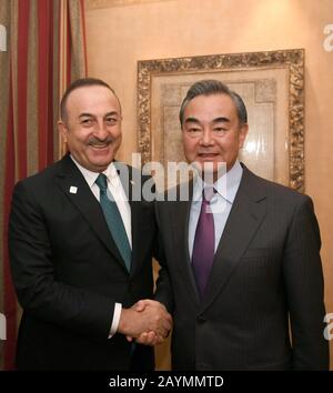 München, Deutschland. Februar 2020. Der chinesische Staatsrat und Außenminister Wang Yi (R) trifft sich am Rande der 56. Münchner Sicherheitskonferenz in München, Deutschland, am 15. Februar 2020 mit dem türkischen Außenminister Mevlut Cavusoglu. Credit: Lu Yang/Xinhua/Alamy Live News Stockfoto