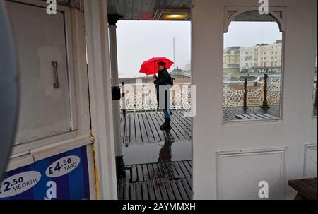 Brighton UK 16. Februar 2020 - Besucher, die dem Wetter für einen Spaziergang auf dem Brighton Palace Pier trotzen, während Storm Dennis heute starken Regen und starken Wind aus der Galeere in die meisten Gegenden Großbritanniens bringt: Credit Simon Dack / Alamy Live News Stockfoto