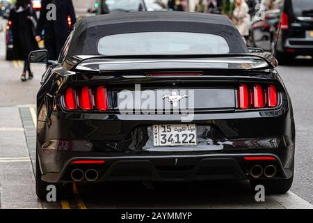 London, England, Großbritannien - 2. Januar 2020: Ein schwarzer, teurer Sportmuskelwagen, der am Rande einer städtischen Straße geparkt ist Stockfoto