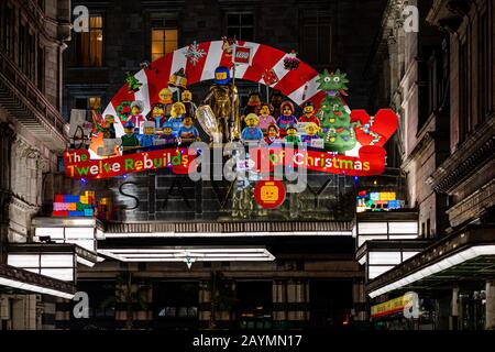 London, England, Großbritannien - 2. Januar 2020: Feierliche Feiertage mit LEGO und Die Zwölf Weihnachtsneubauten im Hotel Savoy Stockfoto