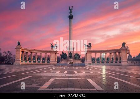 Budapest, Ungarn. Stadtbild des Heldenplatzes mit dem Millenniumsdenkmal Budapest, Ungarn bei schönem Sonnenaufgang. Stockfoto