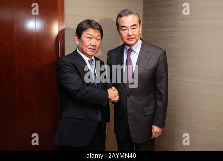 München, Deutschland. Februar 2020. Der chinesische Staatsrat und Außenminister Wang Yi (R) trifft sich am Rande der 56. Münchner Sicherheitskonferenz in München, Deutschland, am 15. Februar 2020 mit dem japanischen Außenminister Toshimitsu Motegi. Credit: Shan Yuqi/Xinhua/Alamy Live News Stockfoto