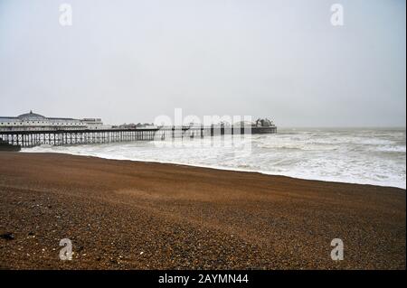 Brighton UK, 16. Februar 2020 - EIN eingelassenes Brighton Beach, da Sturm Dennis den Großteil Großbritanniens heute mit starken Regenfällen und starken Sturmgewalten überwindet: Credit Simon Dack/Alamy Live News Stockfoto