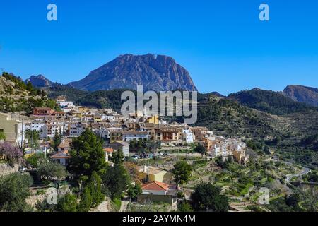 Die Bergstadt Finestrat und der Berg Puig Campana, Costa Blanca, Spanien Stockfoto