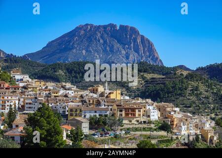 Die Bergstadt Finestrat und der Berg Puig Campana, Costa Blanca, Spanien Stockfoto