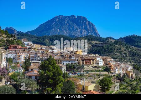 Die Bergstadt Finestrat und der Berg Puig Campana, Costa Blanca, Spanien Stockfoto