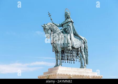 Reiterstandbild des Heiligen Stephanus oder Istvan in der Nähe der Fischerbastion auf der Buda-Burg in Budapest Stockfoto