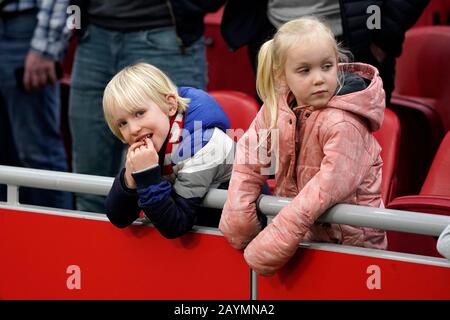 Amsterdam, Niederlande. Februar 2020. Amsterdam, 16-02-2020, JohanCruyff Arena, Saison 2019/2020, niederländische Fußball-Wahlredivisie, junge Ajax-Fans während des Spiels Ajax - RKC Waalwijk. Credit: Pro Shots/Alamy Live News Stockfoto