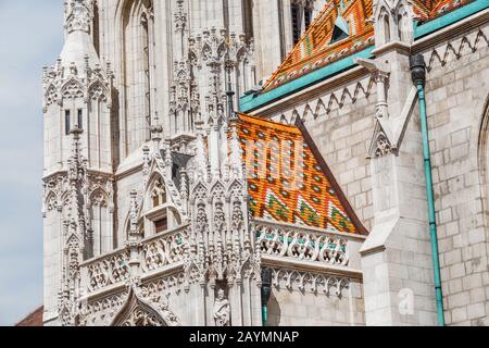 Traditionelle ungarische Dachziegel an der Kathedrale St. Matthias in Budapest Stockfoto